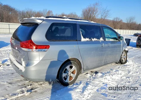 2013 Toyota Sienna Le z USA, uszkodzony, nr VIN 5TDKK3DC6DS333718